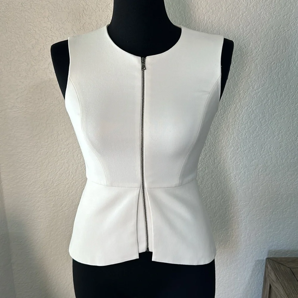 BCBGMAXAZRIA Womens Abrielle Sleeveless Peplum Top in White XS - Picture 3 of 13
